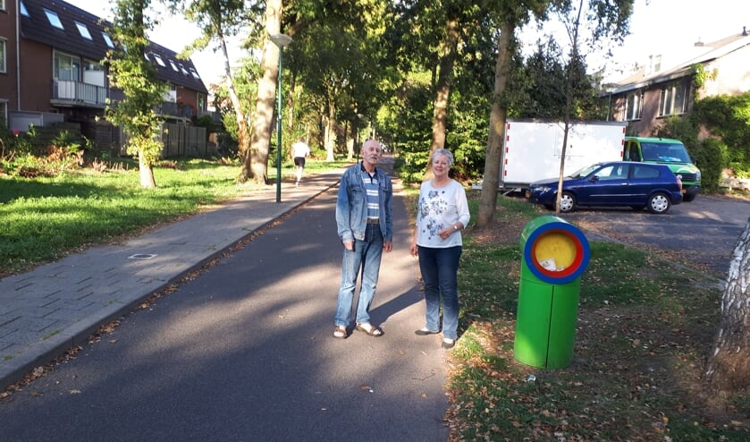 Frits Huisman en Hetty Loeb op het fietspad van het Kees Boekelaantje.