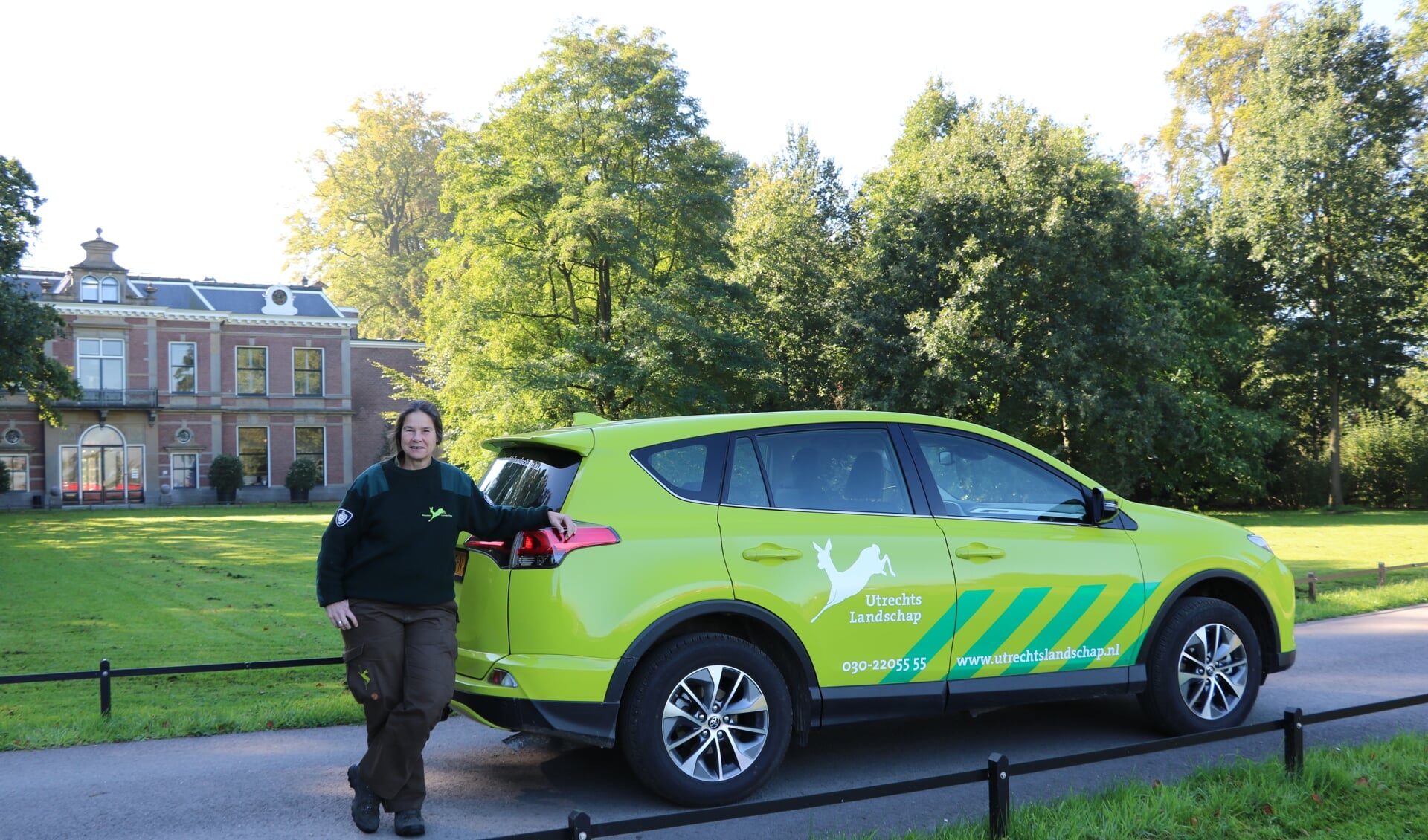  Thea Sciarone is één van de toezichthouders van Utrechts Landschap die in een hybride wagen rijdt.
