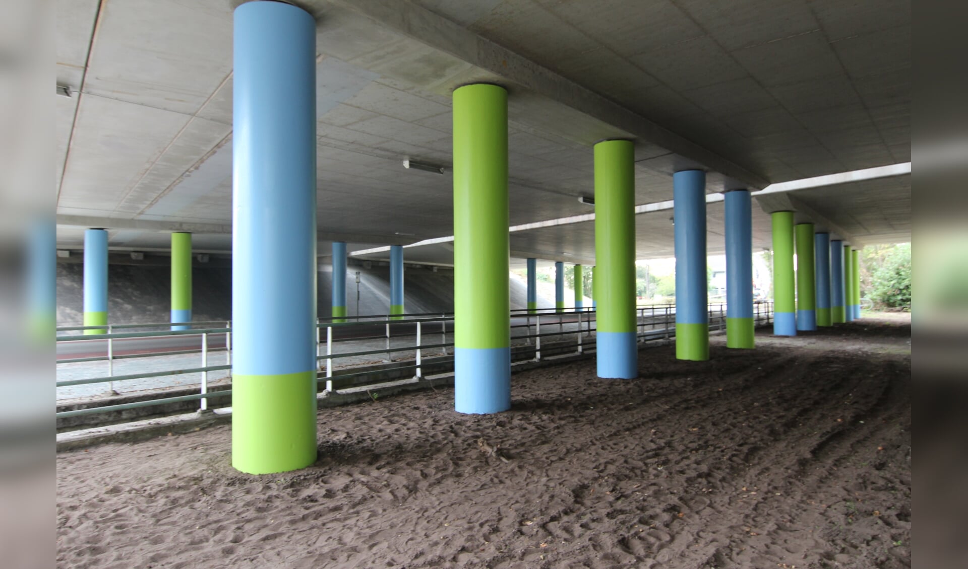 Kunst in wording: De pilaren onder het viaduct over de Maartensdijkse Dorpsweg staan er alvast gekleurd op. [foto Henk van de Bunt]