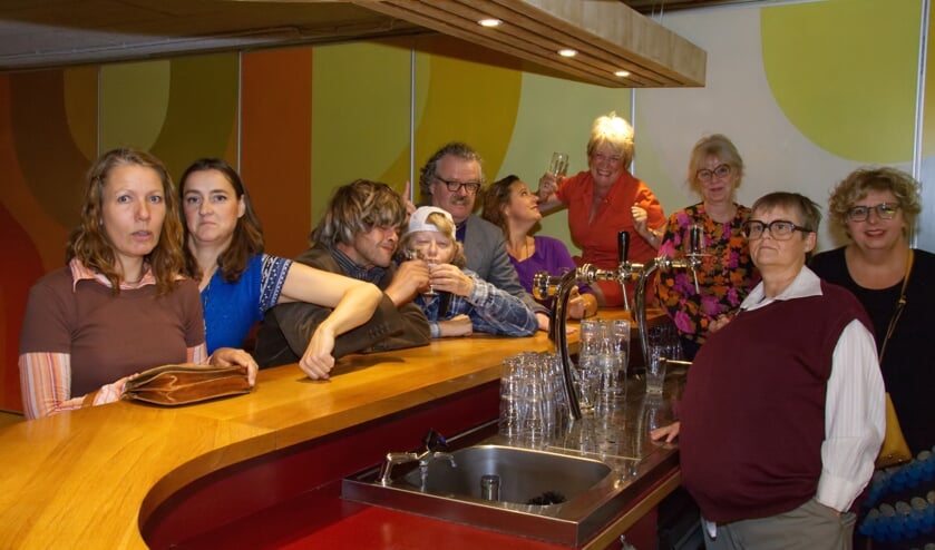 De cast van Sojater oefent aan de bar van De Vierstee.