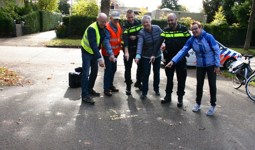 Zaterdag 27 oktober heeft de Wijkraad De Leijen in Bilthoven de tags geplaatst op locaties, waar veel fietsers langs komen, onder goedkeurend oog van de politie.