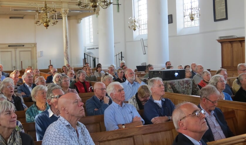 De goedgevulde Hervormde Kerk van Westbroek.