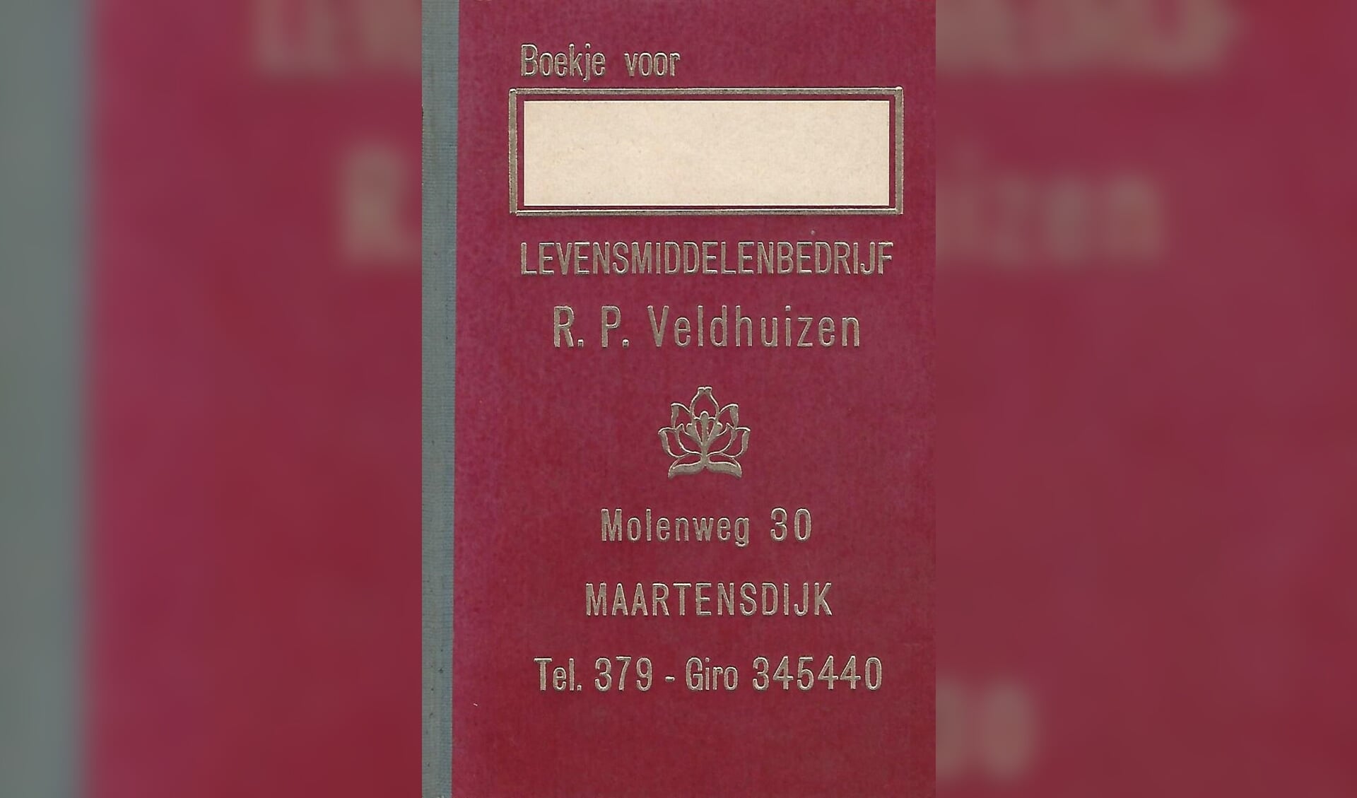 Zoon Piet Veldhuizen heeft nog een blanco exemplaar van het kruideniersboekje waarin de veelal Maartensdijkse klanten wekelijks hun bestellingen opschreven; het ingevulde boekje werd dan door zijn vader Roelof opgehaald, waarna de boodschappen later weer thuis werden bezorgd. 