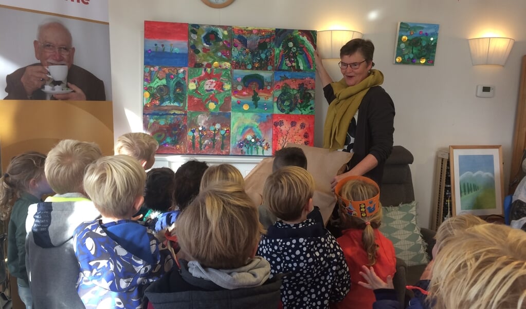 Anne Brommersma onthult het door de bezoekers Ontmoetingscentrum Rinnebeek en de kinderen gemaakte kunstwerk
