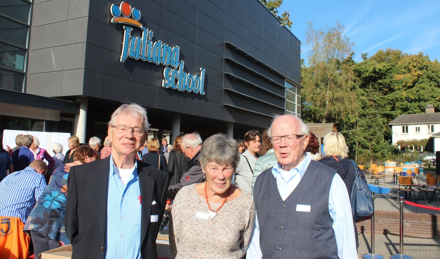 V.l.n.r. broer Cok Veldhuizen en zus Antje Veldhuizen vergezelden Henk Veldhuizen naar de reünie in Bilthoven van hun oude school; allen behorend tot de groep van 1918 tot 1975.  