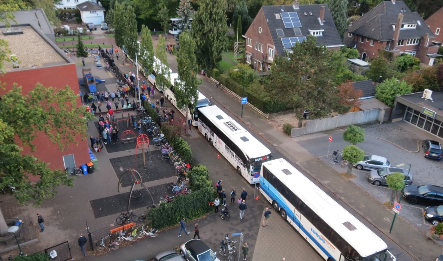 Een lange rij bussen in afwachting van het vertrek naar het attractiepark.