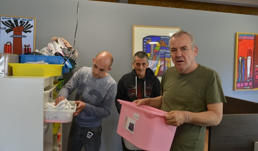 Het sorteerteam van de Arbeidscentrum van Reinaerde Maartensdijk is druk bezig.