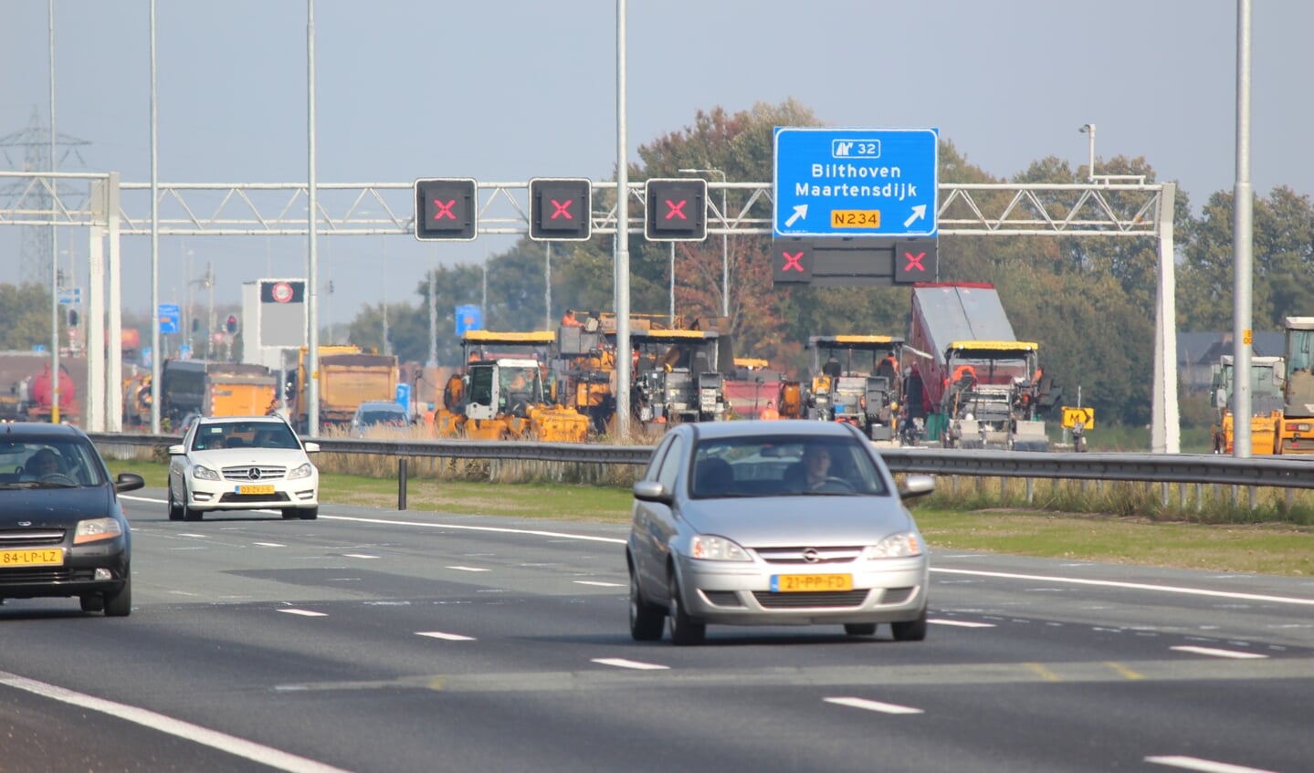 Terwijl richting Utrecht het verkeer drie-baans voortsnelt wordt aan de oostelijke overzijde - tussen Utrecht-Noord en aansluiting Bilthoven tweelaags zoab aangebracht.