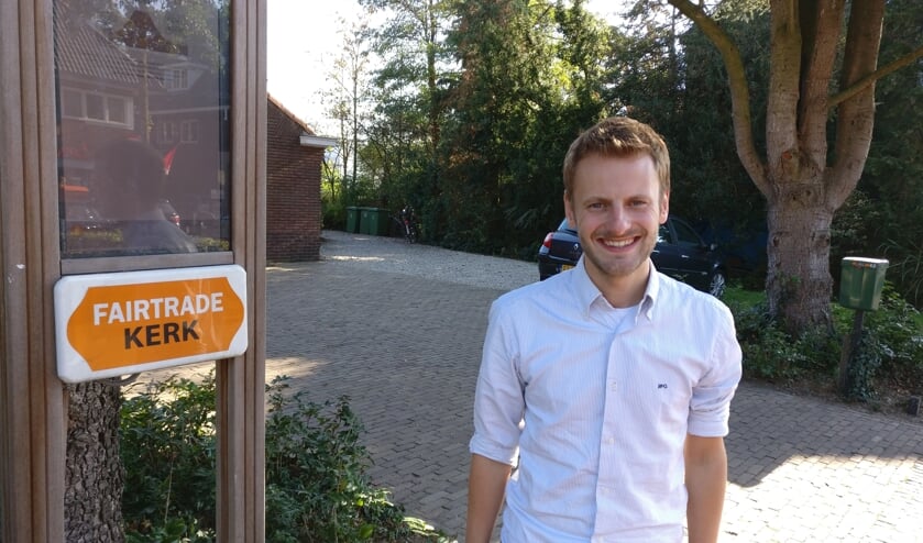 Richard Verhoef Bij de ingang van de Faitrade (Centrum-)kerk:'Om de kerk heen naar achteren kom je bij de Kelder.
