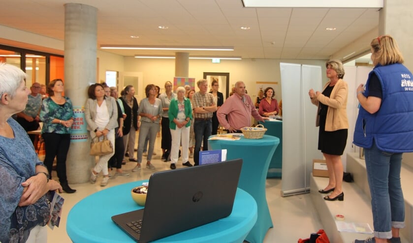 Wethouder Madeleine Bakker verwelkomt namens het College iedereen: 'Het College onderschrijft de noodzaak van vrijwilligerswerk, ondersteunt dat van harte en is trots op al die vrijwilligers die telkenmale de handen uit de mouwen steken'.