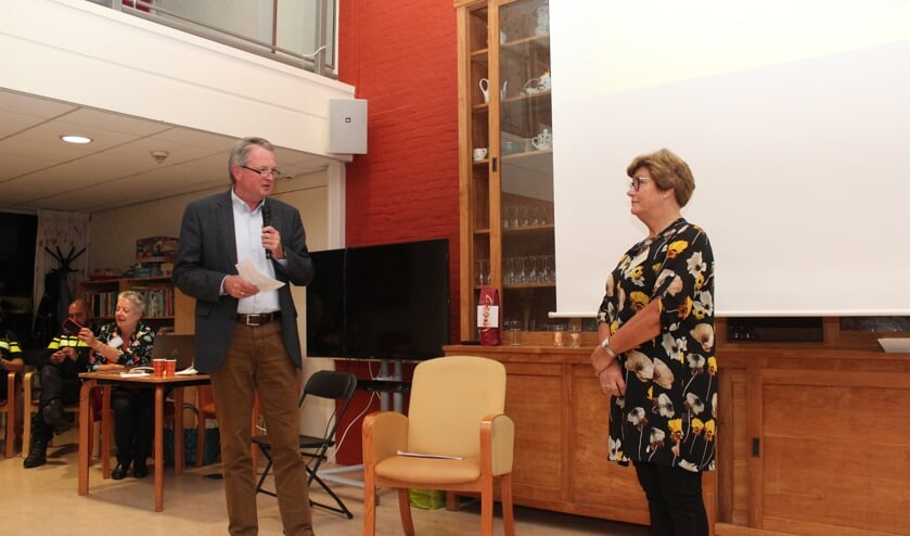 Wethouder André Landwehr neemt namens gemeente, wijkraad en ‘heeeel’ De Leijen afscheid van Hanneke Brosi.