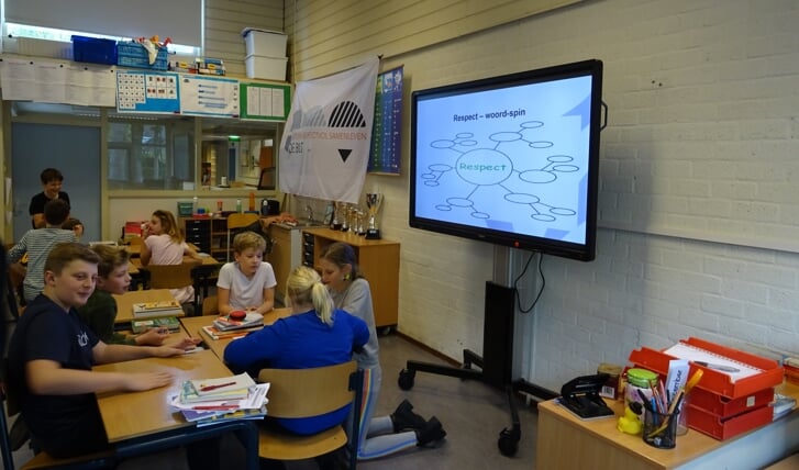 De leerlingen dachten in groepjes na over het onderwerp Respect. De vorm waarin de woord-spin moest worden uitgevoerd werd op het elektronische bord getoond.