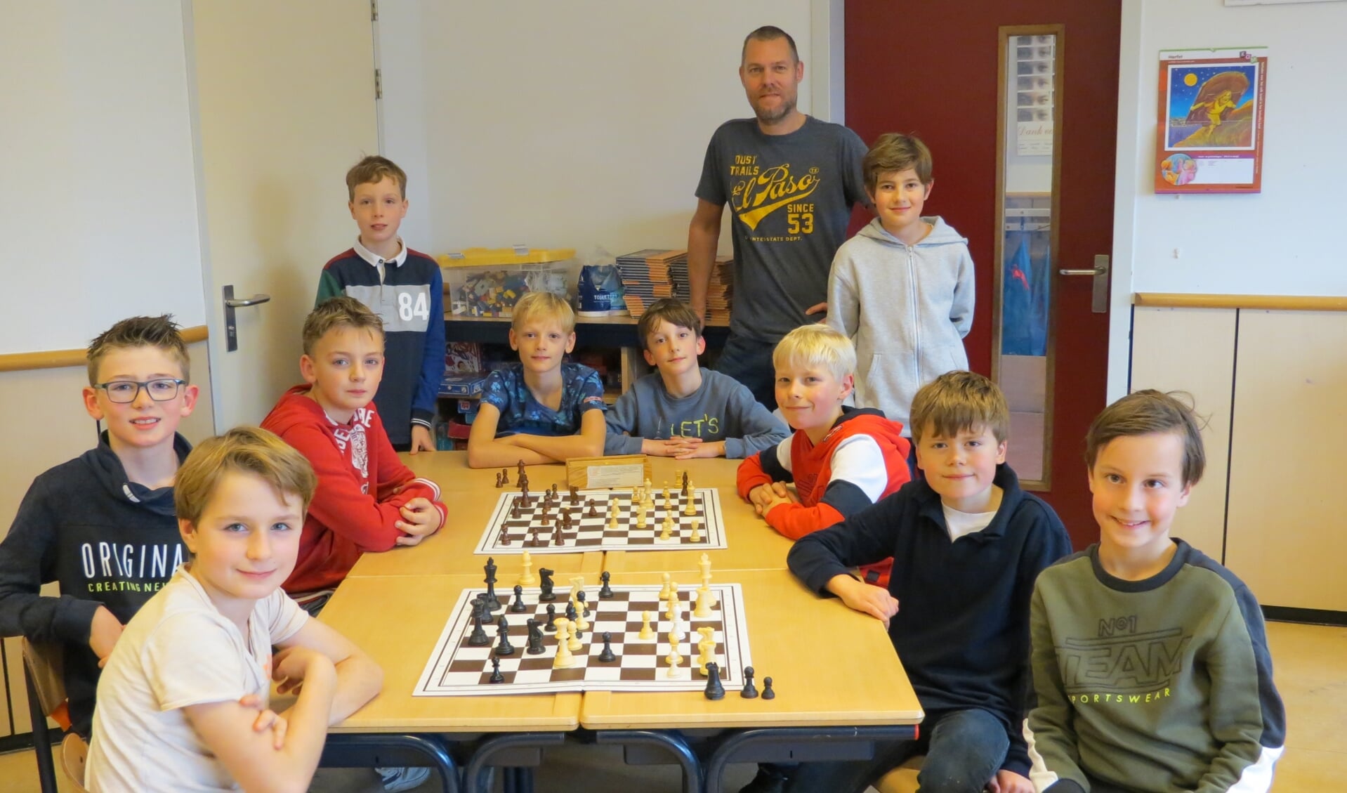 De schaakkampioenen van de Julianaschool met hun begeleider Jeroen Bosch. [foto Guus Geebel]