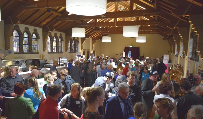 Op de Beursvloer wordt druk onderhandeld.
