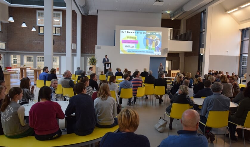 In de centrale open ruimte vindt, anderhalf jaar na de start van de bouwwerkzaamheden, de officiële opening plaats.