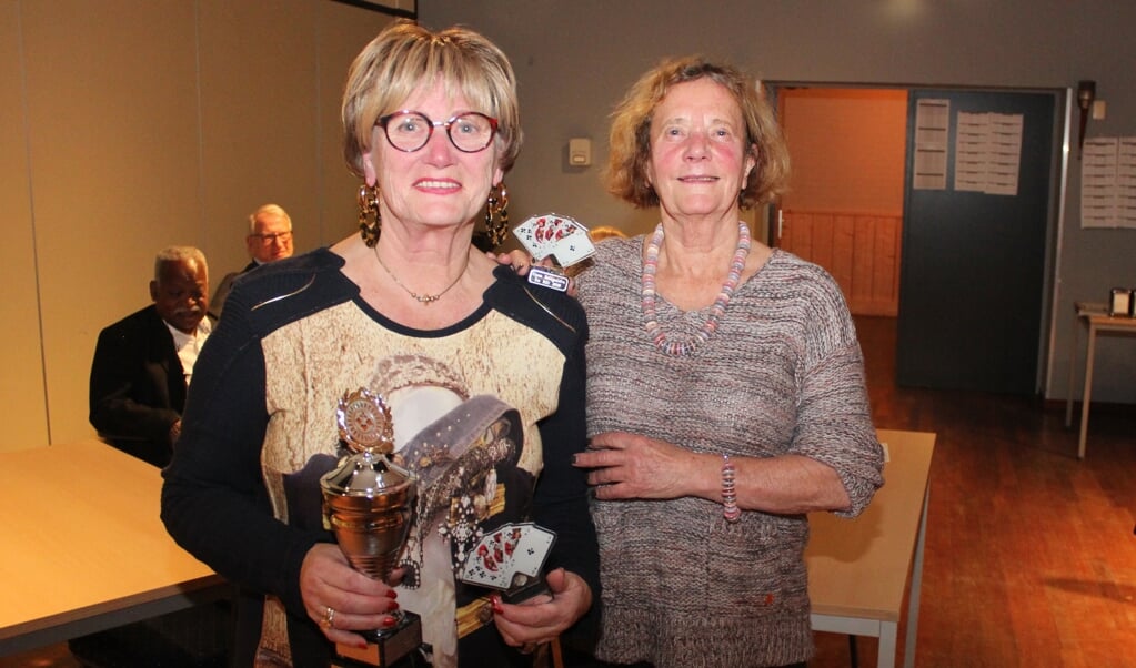 Anita Nijdam en Mariette Vogelaar (l) werden in 2018 de Biltse bridgekampioenen.
