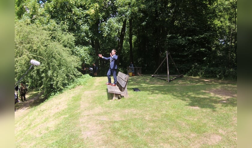 Burgemeester Sjoerd Potters wordt tijdens de opnames 'opgebracht'.