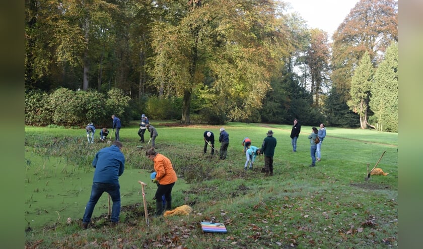 Dertig vrijwilligers planten duizenden bollen op Landgoed Oostbroek.  