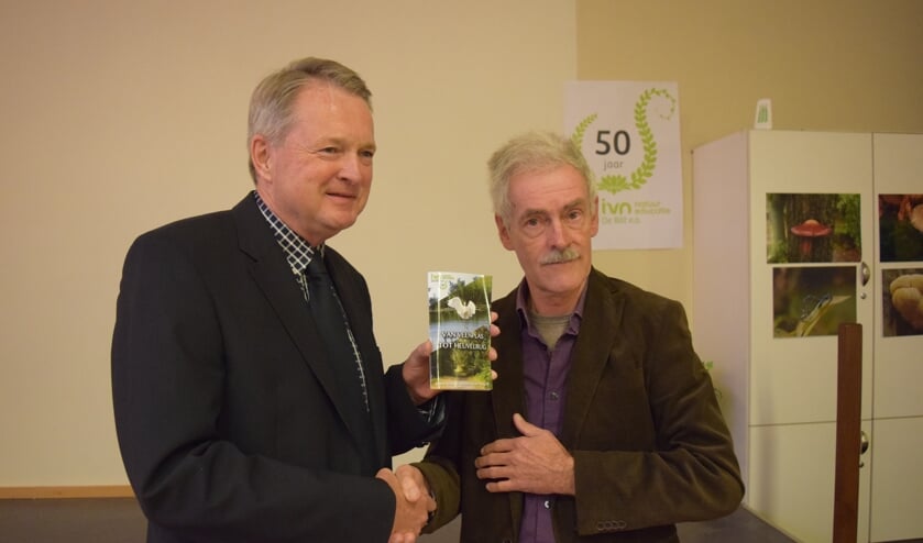 Christ-Jan Nederlof (r) overhandigt het eerste fietsboekje aan wethouder Landwehr.
