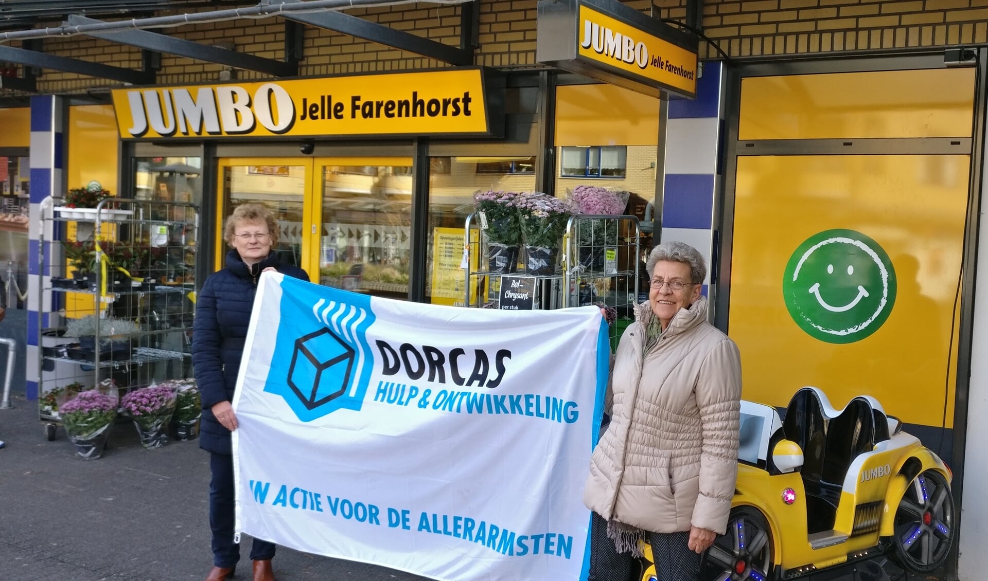 Janny van der Heide (l) en Corrie Bosman en andere vrijwilligers zamelen op 9 en 10 november weer in voor Dorcas. [foto Henk van de Bunt]  