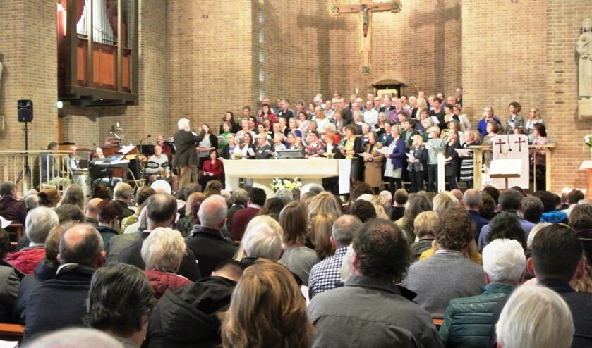 Een goed gevulde kerk beleeft de revival mee