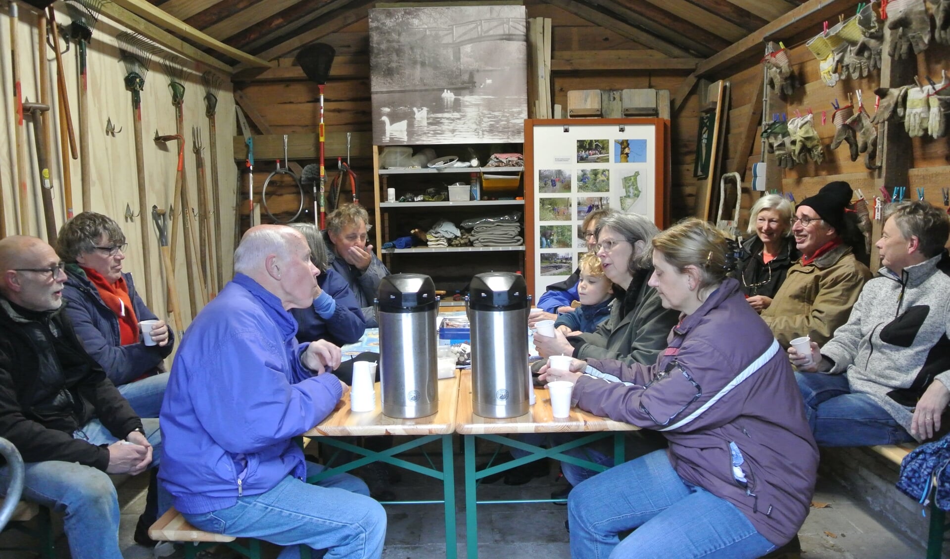 Vrijwilligers snoeien en ruimen afval op tijdens een werkdag in het Van Boetzelaerpark. (foto Frans Poot)