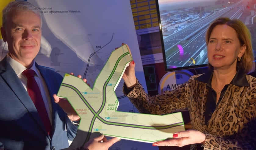 Op naar het volgende tracé, bij Amersfoort, met wethouder van Amersfoort Hans Buijtelaar (l) en minister Cora van Nieuwenhuizen.