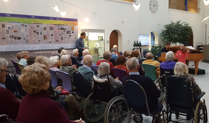 Jeugdige leerlingen musiceren voor bewoners van Huize het Oosten