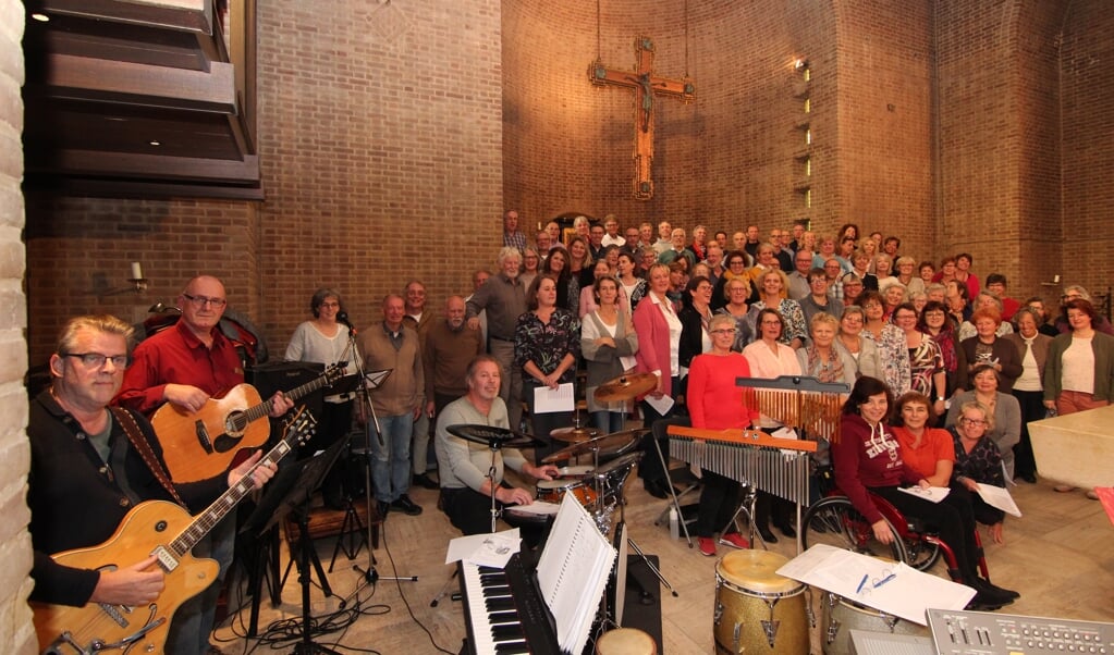 Zo'n 80 koorleden en het combo tijdens 'de generale' voor de revival op 11 november om 10.30 uur in de Michaëlkerk aan de Biltse Kerklaan. [foto Henk van de Bunt]