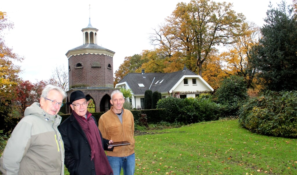 Aan de rand van het Van Boetzelaerpark in De Bilt  is deze duiventil; nog één van de nog weinige bestaande stenen duiventillen in Nederland. Daar ontmoetten v.l.n.r. Anne Doedens, Dick Berends en Cor Groenen elkaar deze keer.