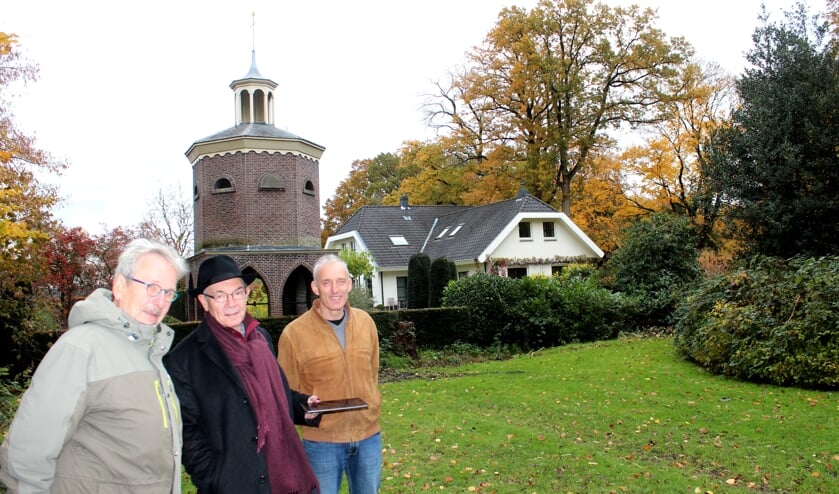 Aan de rand van het Van Boetzelaerpark in De Bilt is deze duiventil; nog één van de nog weinige bestaande stenen duiventillen in Nederland. Daar ontmoetten v.l.n.r. Anne Doedens, Dick Berends en Cor Groenen elkaar deze keer.