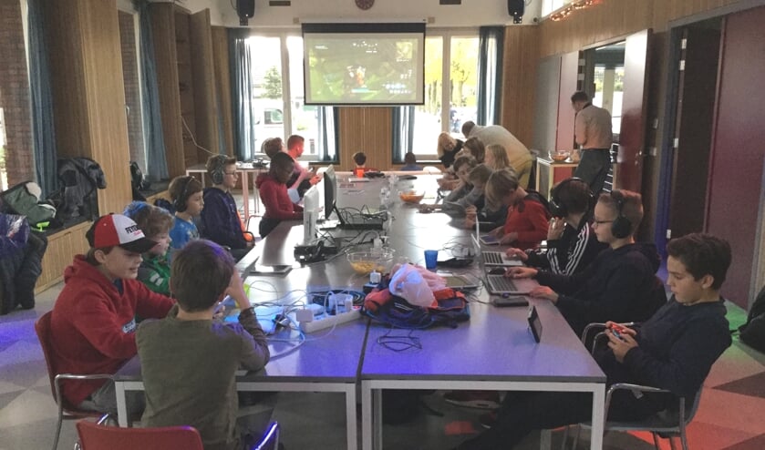 Grote opkomst in het dorpshuis waar jongeren onder het genot van een hapje en drankje speelden op de tablets, eigen laptops, de Wii en Playstations.