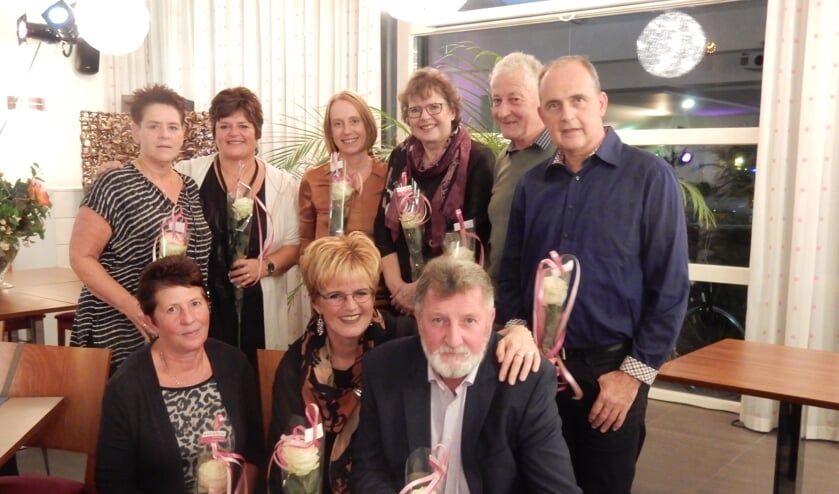 Vanaf linksboven: Hilda Verhoef, Jenneke Groot, Margreet van den Hul, Connie Hennipman, Piet van Barneveld, Klaas Willem van Oosterom, Adrie Bouwman, Lia Verheul en Kees van Barneveld.