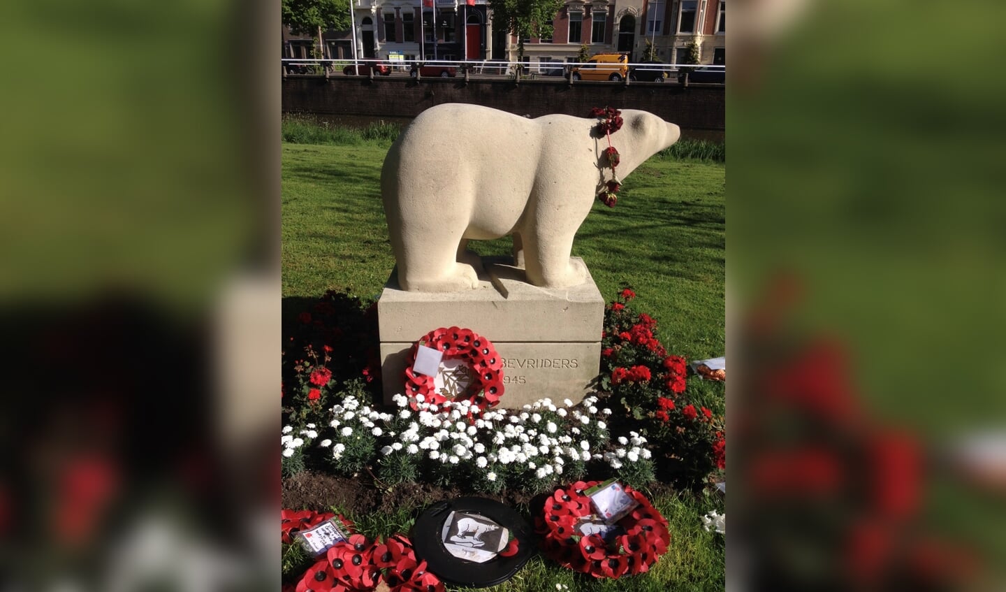 Het Polar Bear Monument in de bloemen tijdens een herdenking in 2015. (foto Marie-José Wessels)