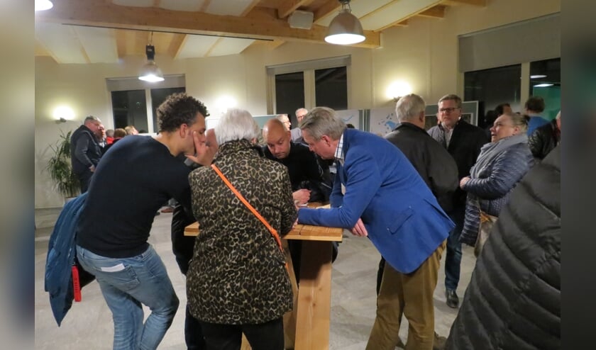 De kaarten worden nauwkeurig bekeken.