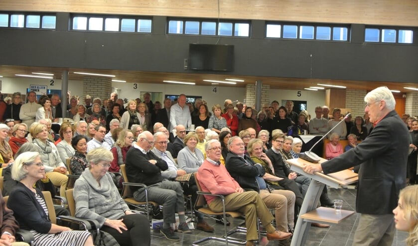 Jan van Hooff houdt zijn inleiding voor een tot aan de nok gevulde zaal.