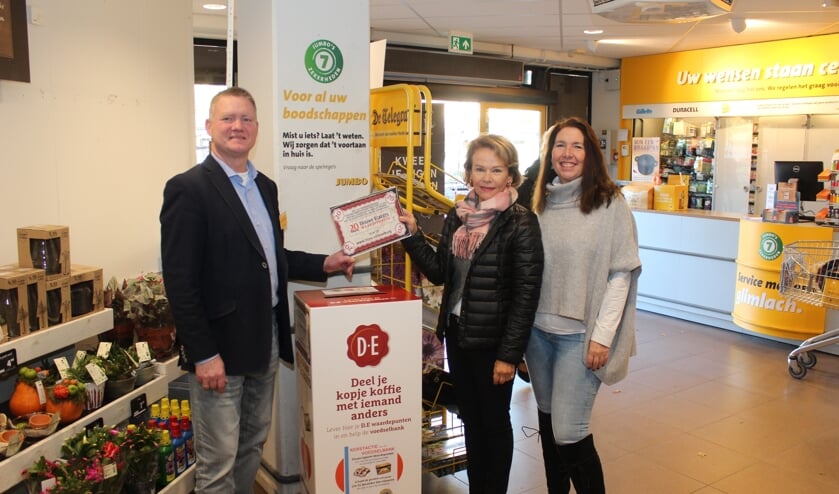 Jelle Farenhorst, Danielle Schreuder en Jolanda van Hulst bij de inzameldoos in de Jumbo op het Maertensplein.