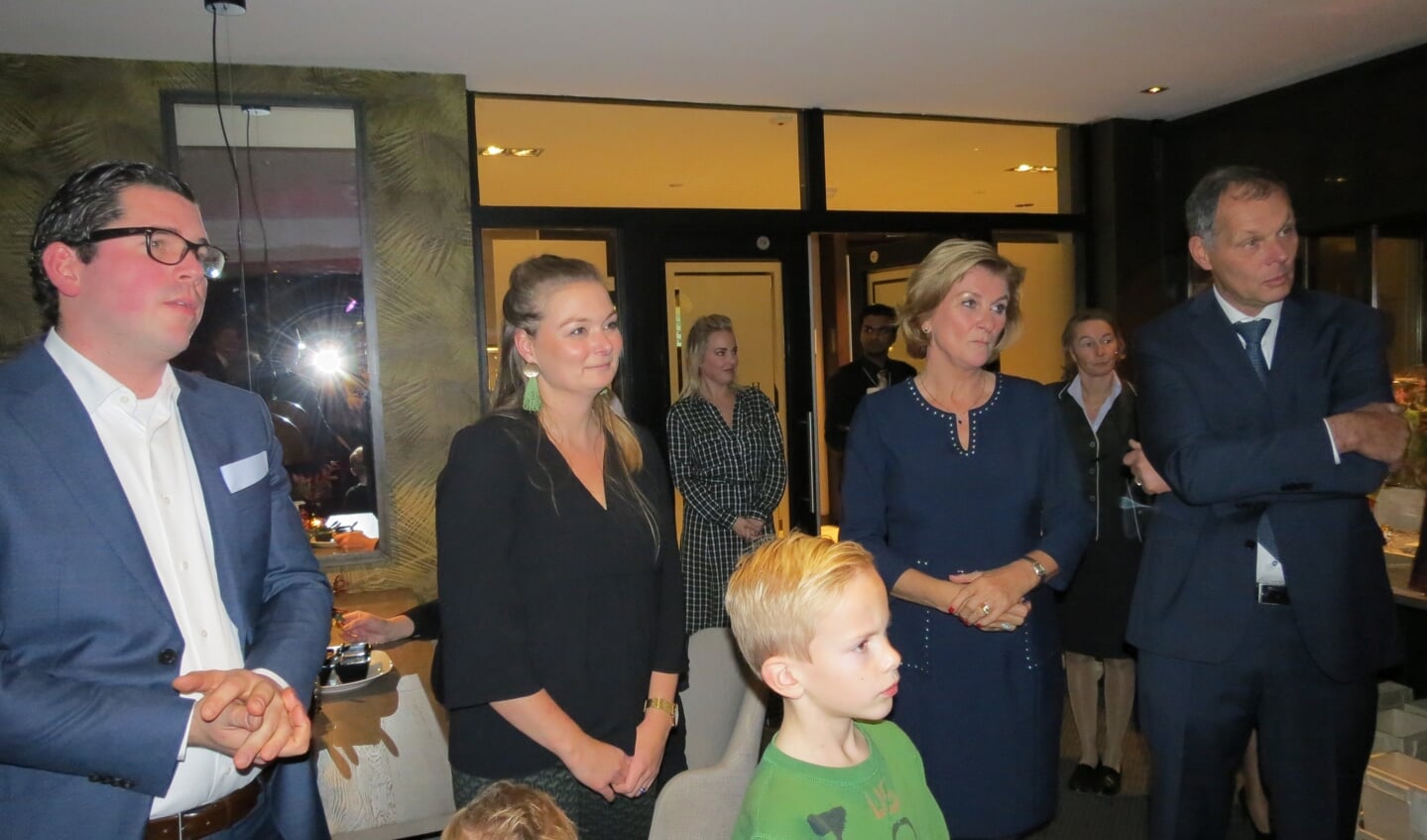 Folkert Deenik, Anne van der Valk, en Els en Klaas van der Valk luisteren naar de toespraak van de burgemeester.