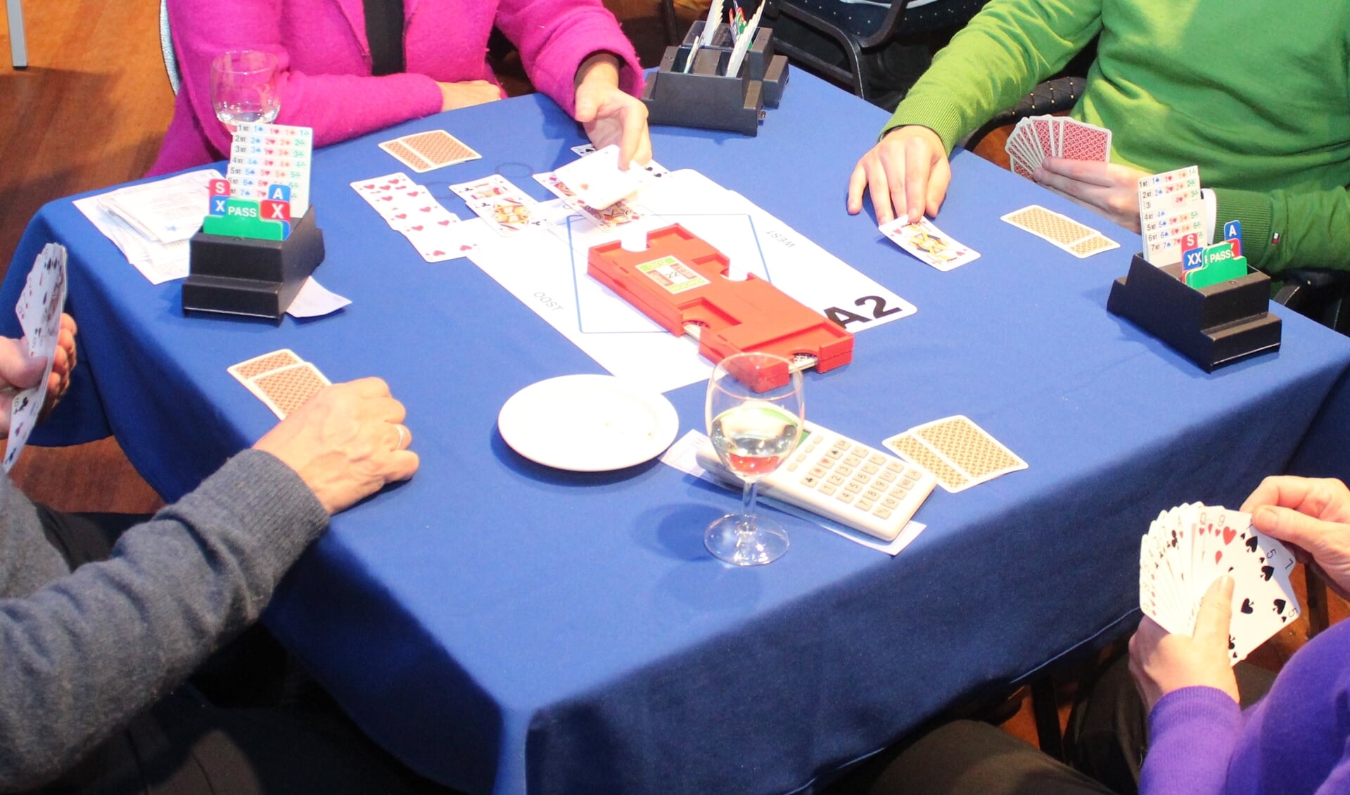 Het bridgespel wordt gespeeld met 52 kaarten door vier personen.