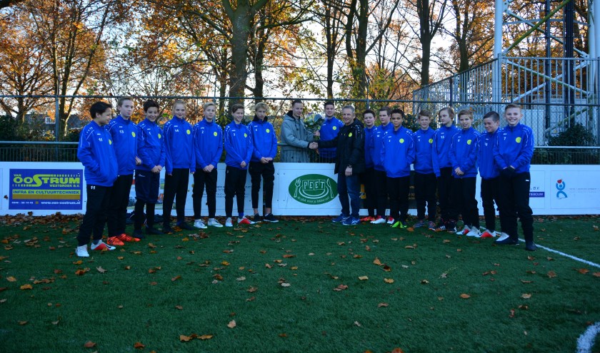 Eetcafé Peet te Maartensdijk is de trotse nieuwe sponsor van SVM JO 14 met prachtige trainingspakken. Wout van Dronkelaar (SVM) overhandigt Wessel Huigen (Eetcafé Peet) bloemen als dank.