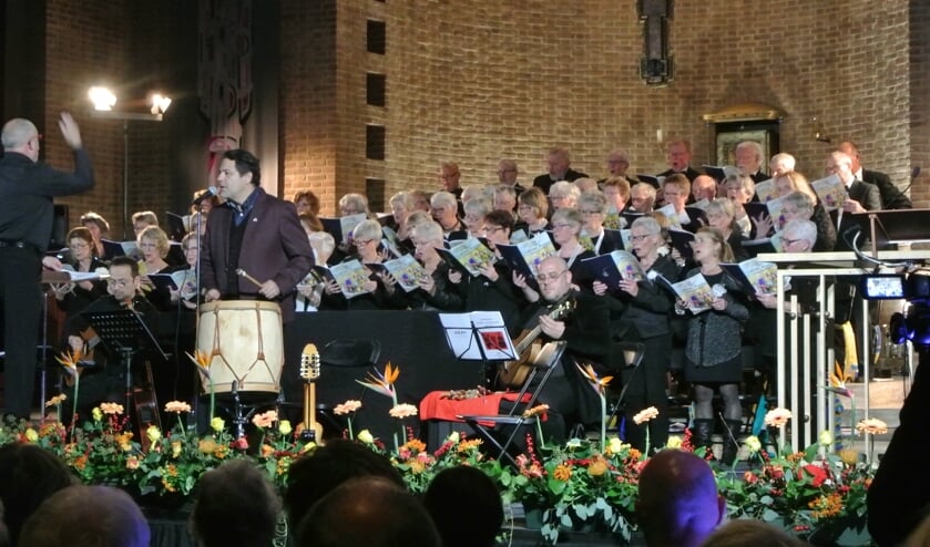 AZM bracht samen met de Argentijnse tenor Javier Rodríguez en zijn combo een prachtig concert in de H. Michaëlkerk. (foto Frans Poot)
