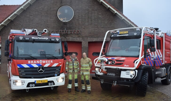 Martijn en Freek zijn apetrots op hun twee nieuwe wagens.