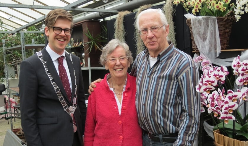 Locoburgemeester Dolf Smolenaers met het diamanten bruidspaar.