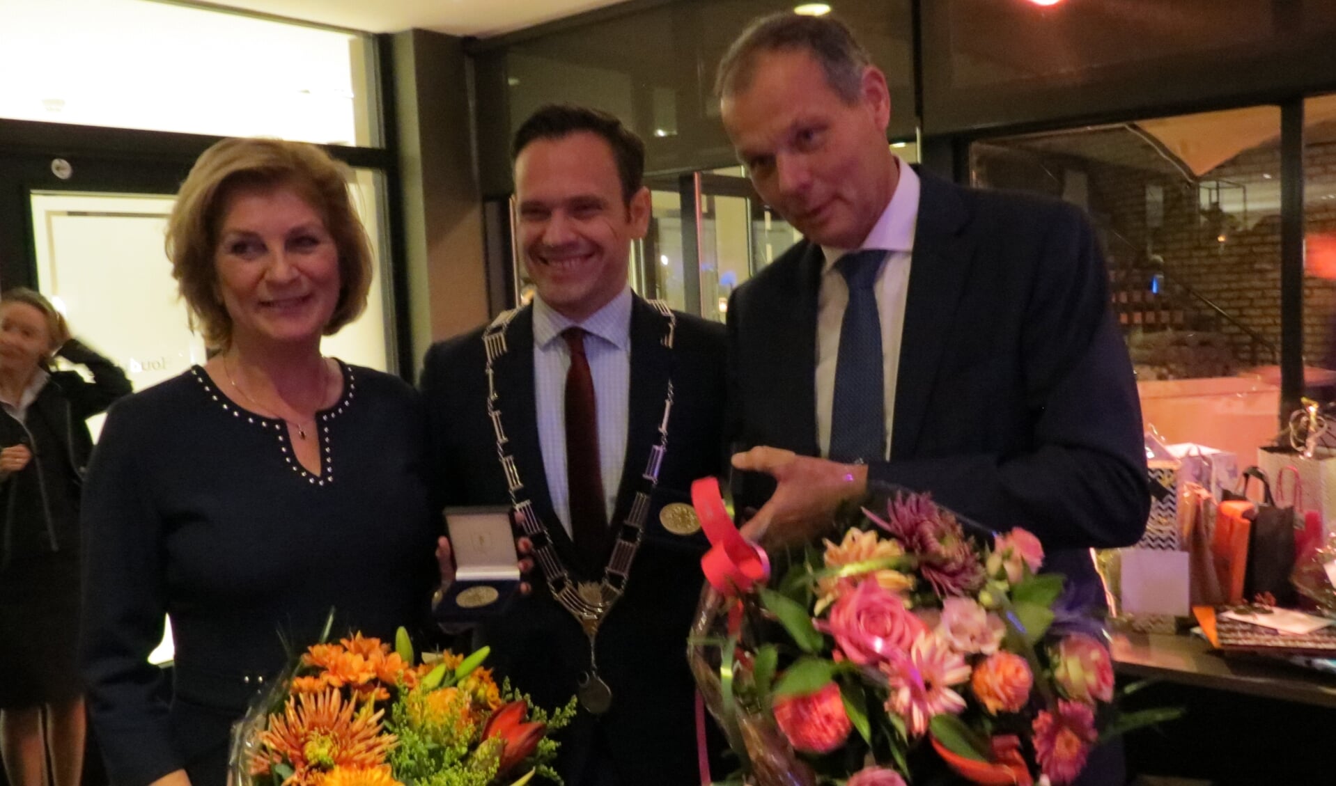 De burgemeester reikt de Chapeaupenning uit aan het echtpaar Van der Valk.