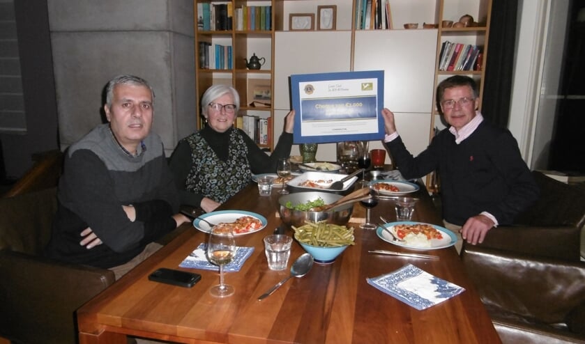 Overhandigen van cheque aan Stichting Eet Mee; v.l.n.r. Karin Zakko (vluchteling uit Syrië), Annelies Kastein (initiatiefnemer van Stichting Eet Mee) en Mente Bousema (Lions lid).
