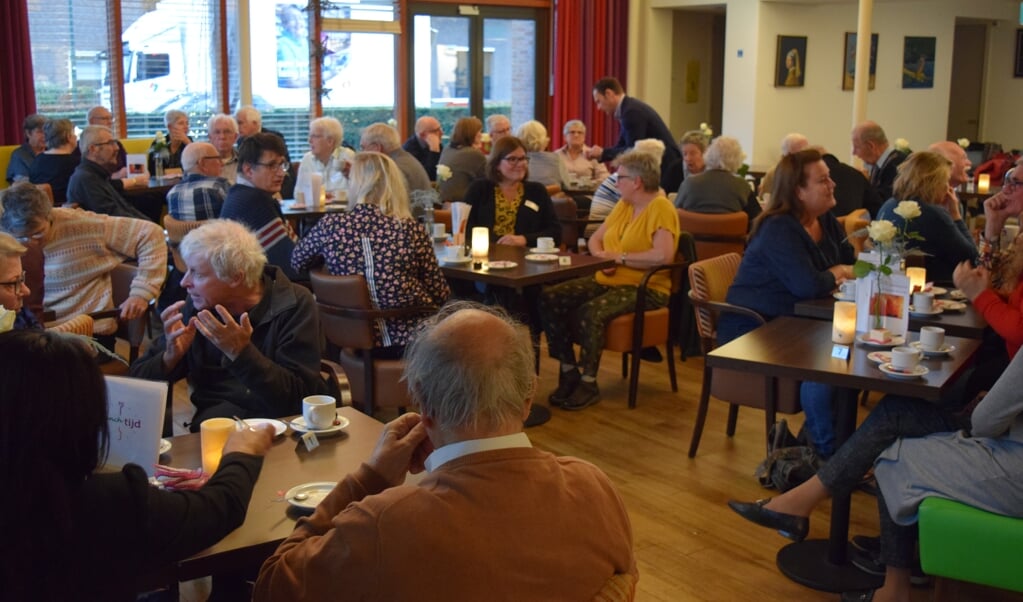 Meer dan 70 vrijwilligers genieten met elkaar in restaurant Bij de Tijd.