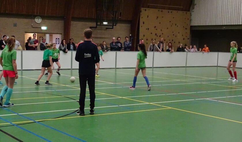 De meisjes van groep acht van Groen van Prinsterenschool en Patioschool vechten hier hun onderlinge duel uit.