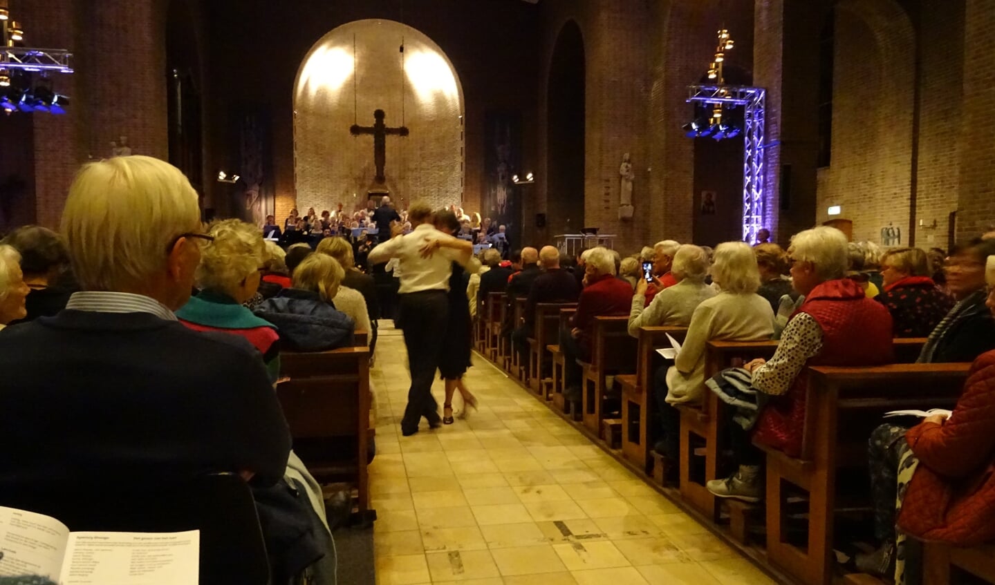Als verrassing dansten tijdens de instrumentale uitvoering van de Libertango twee tango dansparen door de kerk.