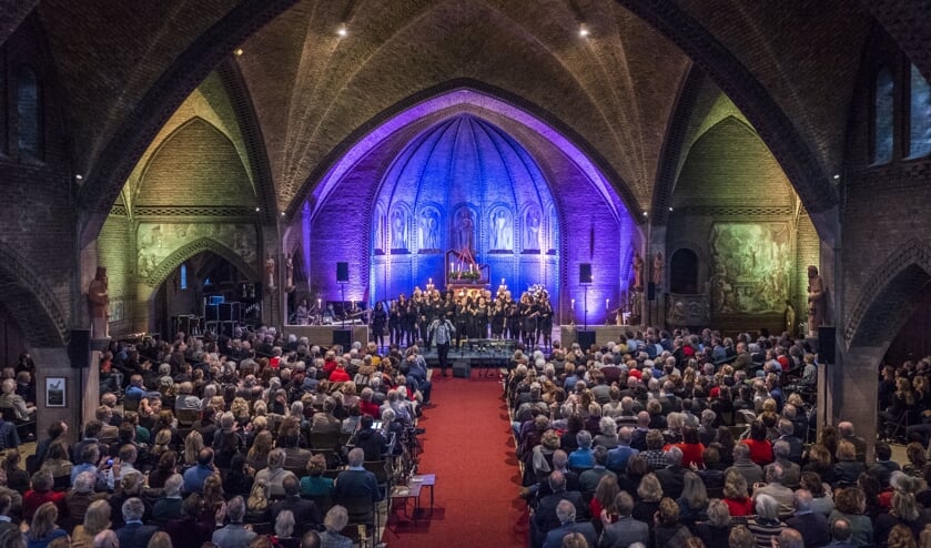 Een afgeladen Onze Lieve Vrouwe-kerk geniet van het speciale Gospel programma. (foto Michiel Wijnbergh)