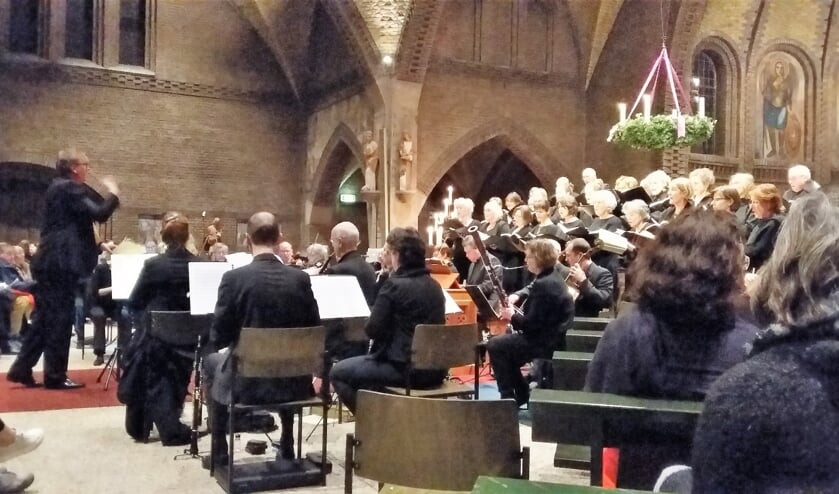 Dudok-ensemble in een volle OLV-kerk.